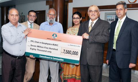 MD and CEO PPL Syed Wamiq Bokhari (second right) presenting the donation cheque to PPL Chair and Head Earth and Environmental Sciences Department Bahria University Karachi Campus Dr. Mubarik Ali (first left) in the presence of officials from both organizations at the PPL head office Karachi