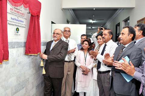 MD and CEO PPL Syed Wamiq Bokhari unveils the plaque of ICU and ward at Department of Chest Medicine JPMC