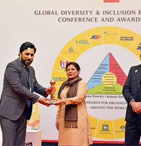 GMHR Muhammad Afzal Siddiqi receives the GDIB award from Former Governor State Bank of Pakistan Dr. Shamshad Akhtar