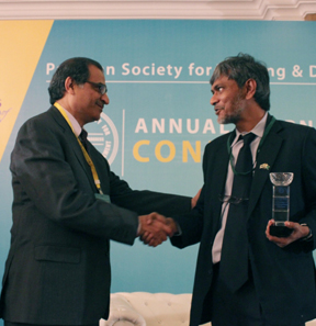 MD & CEO Moin Raza Khan then DMD and COO receives the Annual Learning Award 2013 from former President PSTD Aamir Niazi 