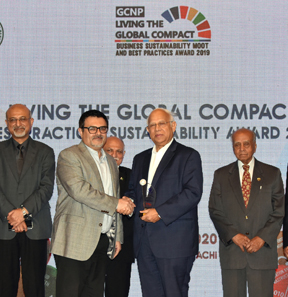 CCCO Sheheryar Piracha receives Living the Global Compact Best Practices Sustainability Awards 2019 award from Chairman Pathfinder G4S Pakistan Ikram Sehgal