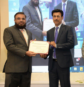 CFO Mohammad Khalid Rehman receives Certificate of Merit of South Asian Federation of Accountants (SAFA) for PPL’s Annual Report 2019 from Member ICMAP and Karachi Branch Council Syed Babar Ali. President ICAP Iftikhar Taj is also present 