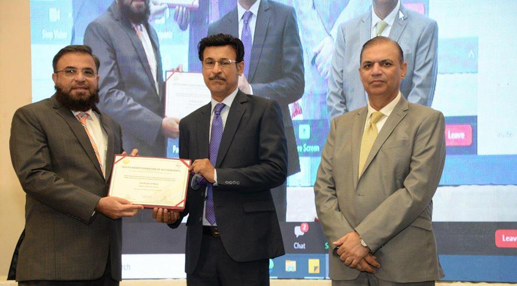 CFO Mohammad Khalid Rehman receives Certificate of Merit of South Asian Federation of Accountants (SAFA) for PPL’s Annual Report 2019 from Member ICMAP and Karachi Branch Council Syed Babar Ali. President ICAP Iftikhar Taj is also present 