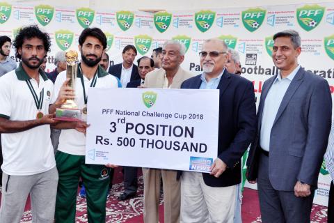 MD and CEO Pakistan Petroleum Limited (PPL) Syed Wamiq Bokhari (second right) as Guest of Honour, gives the cheque to PPL Football Club (PPL-FC) Captain Nazir Khan (fourth right) for clinching 3rd Position in National Challenge Cup 2018 at Karachi Port Trust Football Ground on May 10. Chief Guest Senior Vice President Pakistan Football Federation