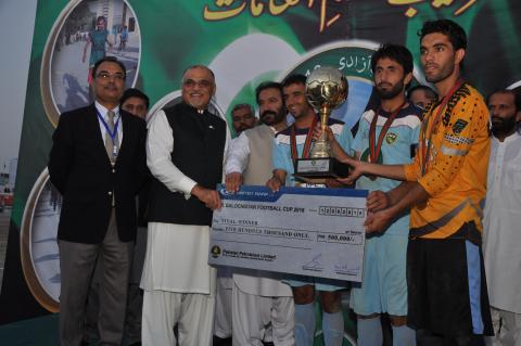 Team Quetta receives the winning trophy and cheque from Chief Guest Provincial Sports Minister Balochistan Mir Mujeeb-ur-Rehman Muhammad Hasani and MD and CEO PPL Syed Wamiq Bokhari