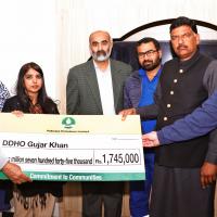 Manager Adhi Field Shaheen Parwez Akhtar (left) hands over the cheque for rehabilitation of Basic Health Units to Assistant Commissioner Gujar Khan Hira Rizwan (third left) in the presence of local government and PPL representatives. Member Punjab Assembly Chaudhry Sajid Mahmood (second right) is also present on the occasiona